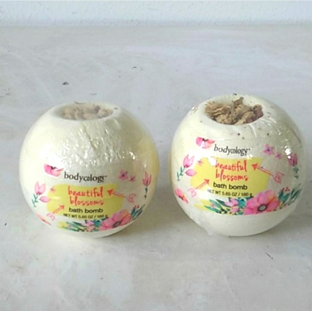 NWT bodycology beautiful blossoms petal bath bombs